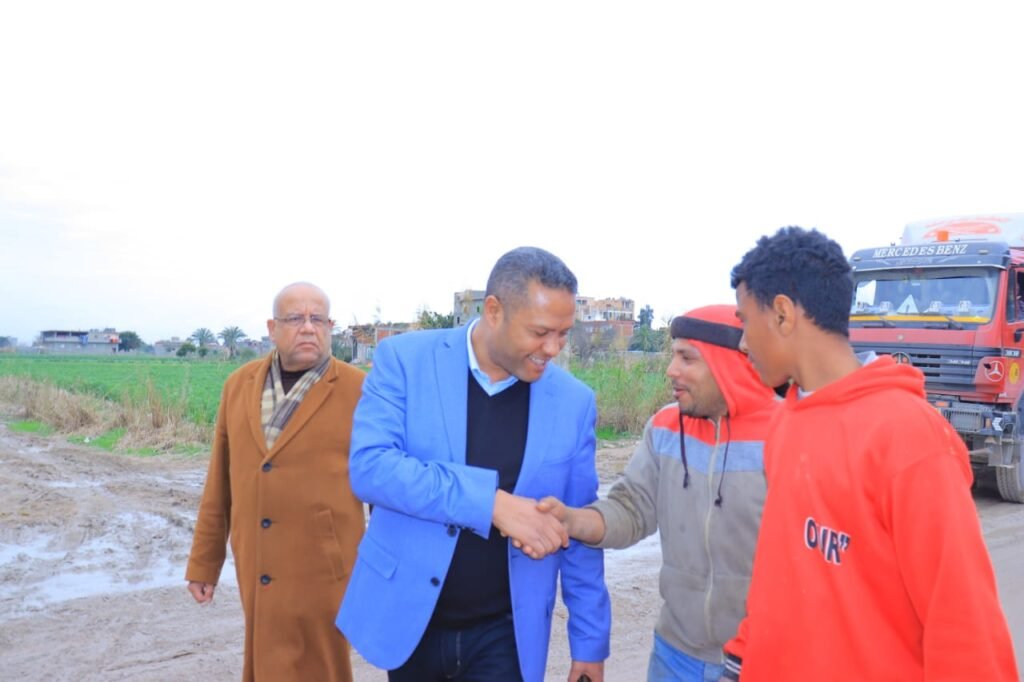 النائب محمد حمزة يتابع أعمال تمهيد الطرق بمناطق أبيس السابعة والثامنة