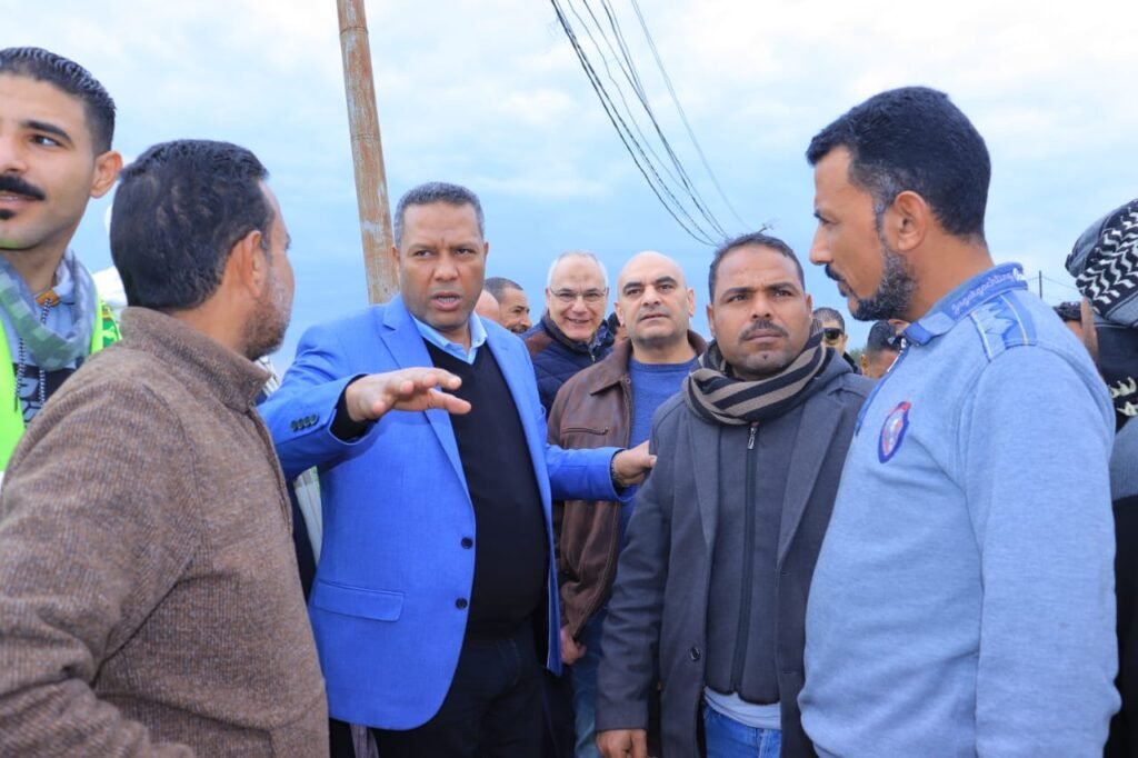 النائب محمد حمزة يتابع أعمال تمهيد الطرق بمناطق أبيس السابعة والثامنة