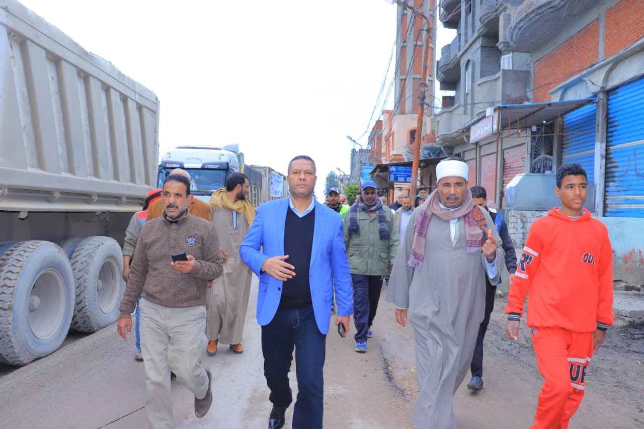 النائب محمد حمزة يتابع أعمال تمهيد الطرق بمناطق أبيس السابعة والثامنة