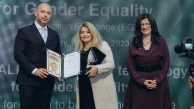 البورصة المصرية تُكرم الإعلامية دينا عبد الفتاح على هامش اليوم العالمي للمرأة