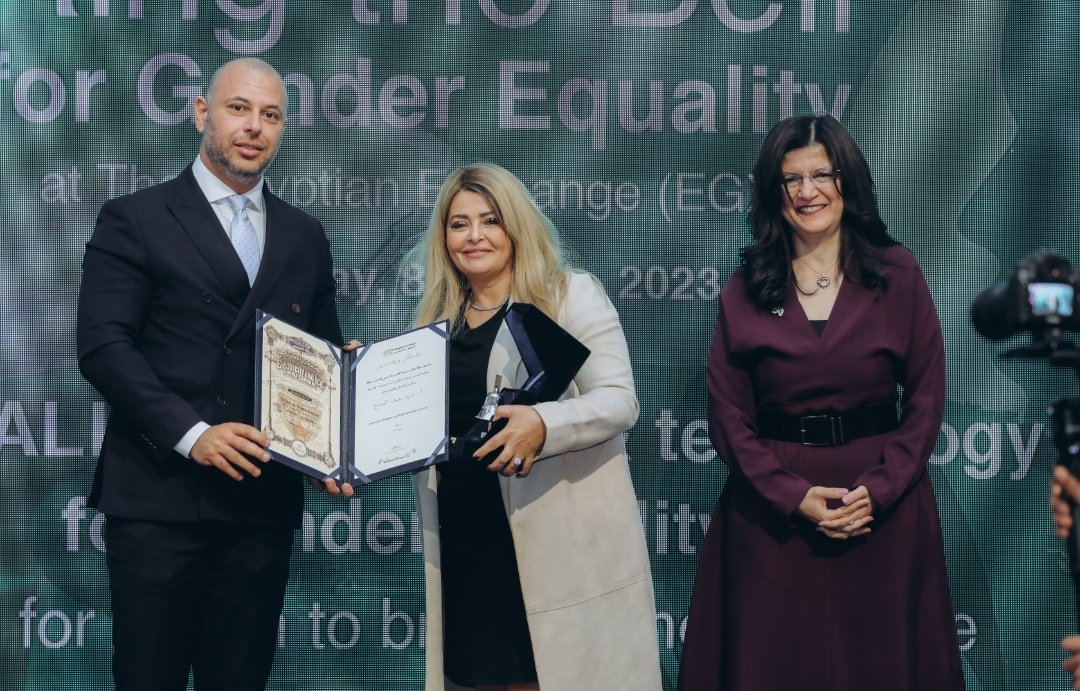 البورصة المصرية تُكرم الإعلامية دينا عبد الفتاح على هامش اليوم العالمي للمرأة