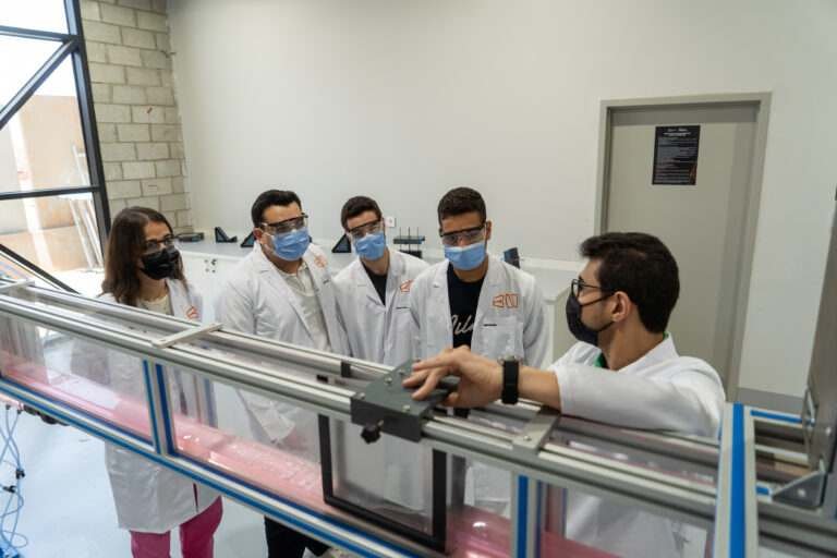 أولياء أمور طلبة كوفينتري: الجامعة تستغل الظروف الإقتصادية.. وتهدد مستقبل أولادنا