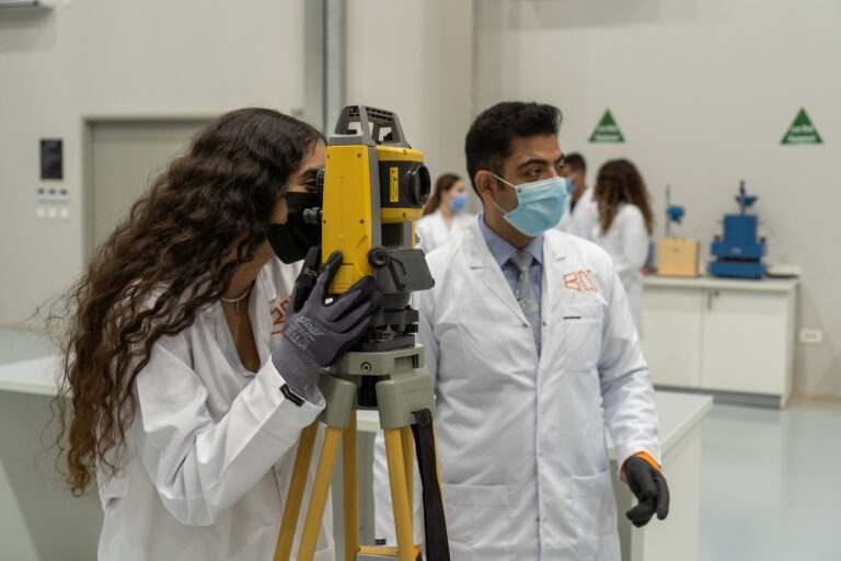 أولياء أمور طلبة كوفينتري: الجامعة تستغل الظروف الإقتصادية.. وتهدد مستقبل أولادنا