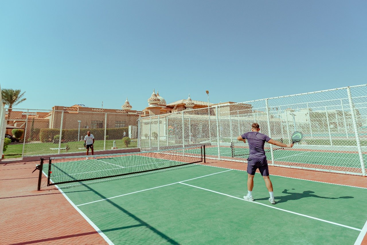 كامل أبو علي يفتتح ملاعب بيكل بول بالغردقة تشجعيا للسياحة الرياضية