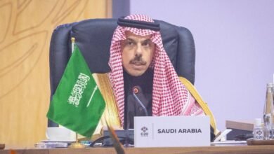 الأمير فيصل بن فرحان وزير الخارجية السعودي خلال جلسة اليوم الثاني لقمة قادة «مجموعة العشرين