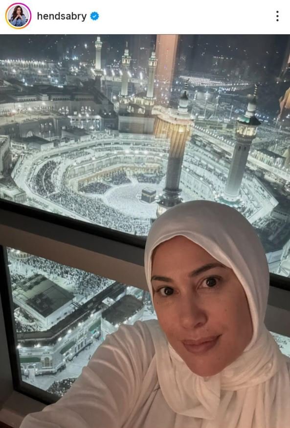 هند صبري تؤدي مناسك العمرة في يوم ميلادها