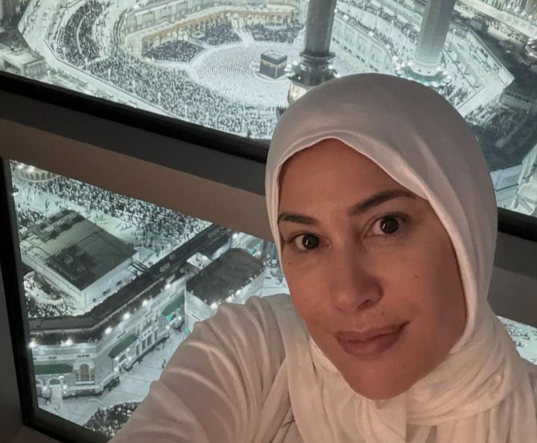 هند صبري تؤدي مناسك العمرة في يوم ميلادها